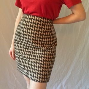 new with tags tan and black houndstooth skirt